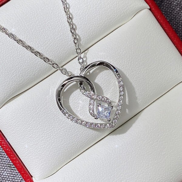 Collier infini inséré dans un cœur – Image 4