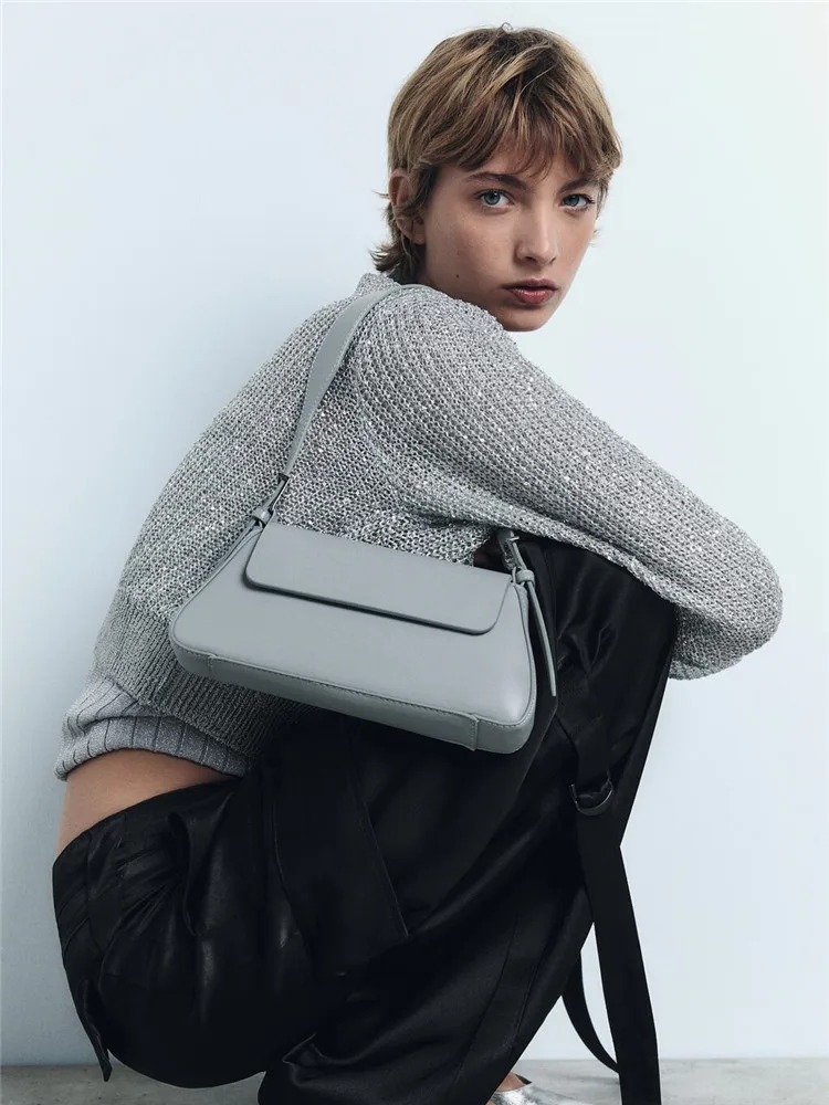 Sac Bandoulière Noir à Rabat Femme - Pochette Carrée Chic Quotidien Femme portant un sac bandoulière noir ajustable