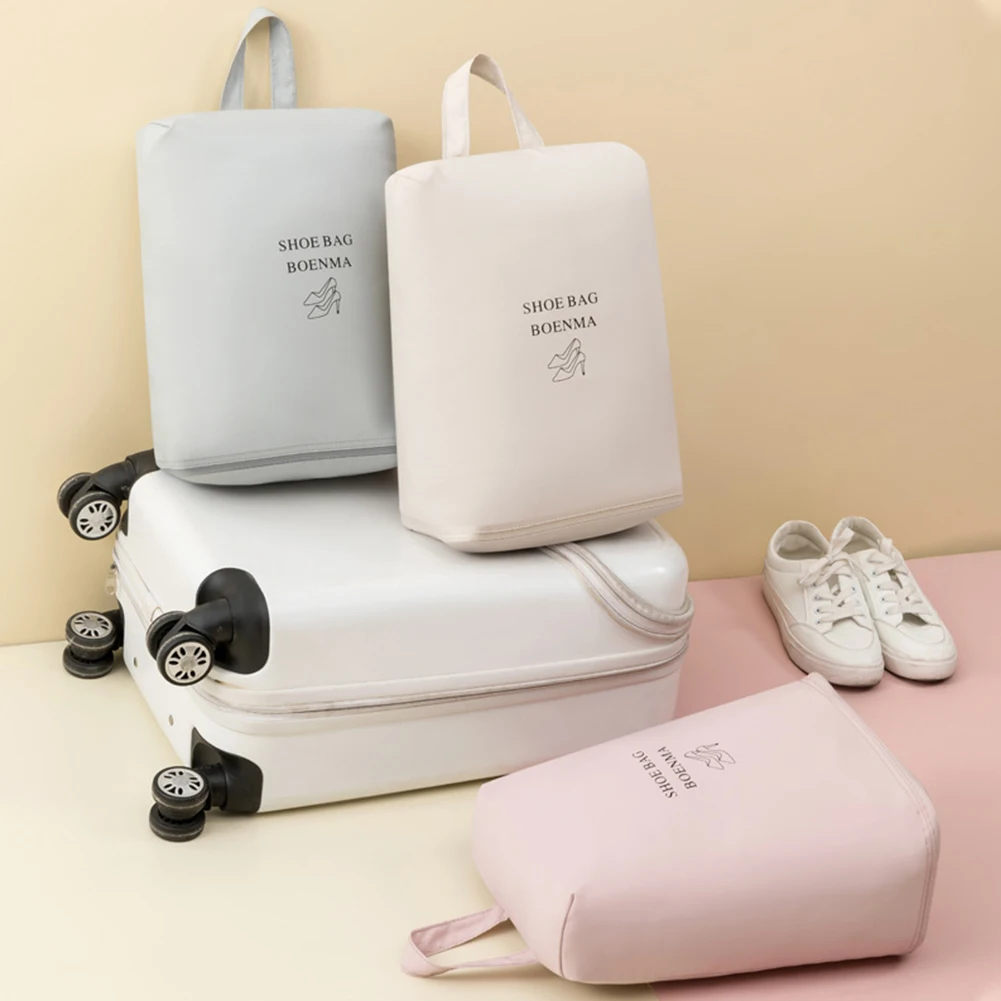 Sac de Voyage à Chaussures Portable - Anti-Poussière & Imperméable Femme plaçant une paire de baskets dans un sac de rangement à chaussures ouvert