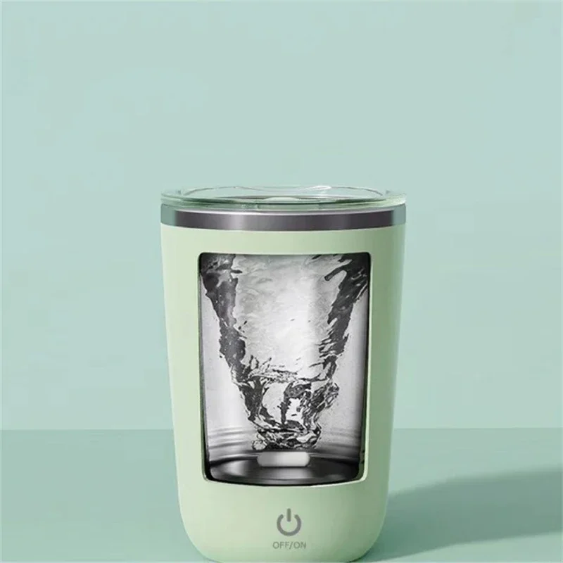Mug Auto-Mélangeur Rechargeable Inox - Smart Mixer Café & Thé Personne utilisant le mug pour mélanger du café