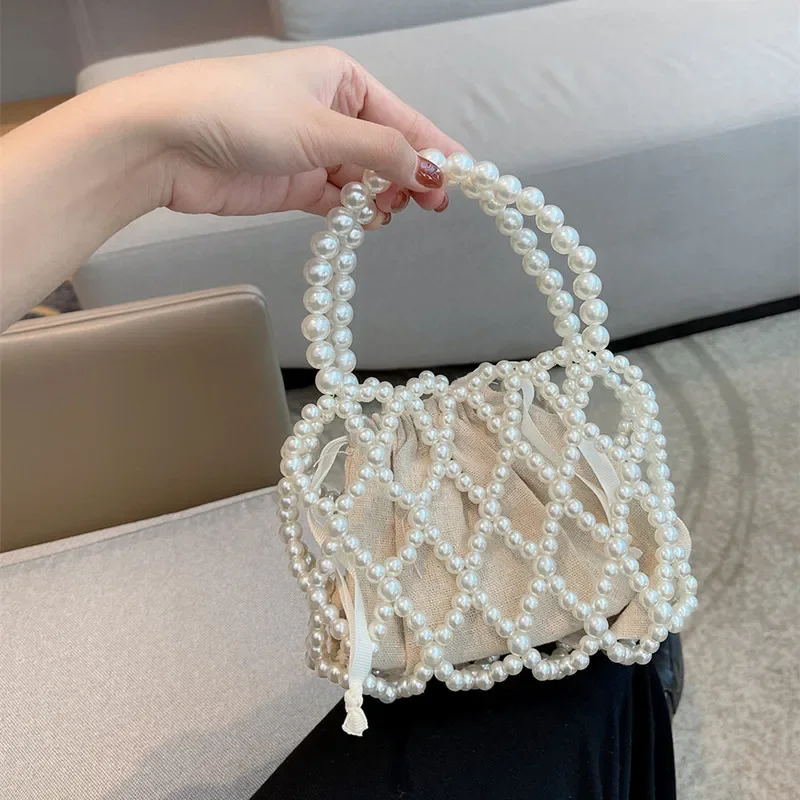 Sac bandoulière femme avec perles sur la plage