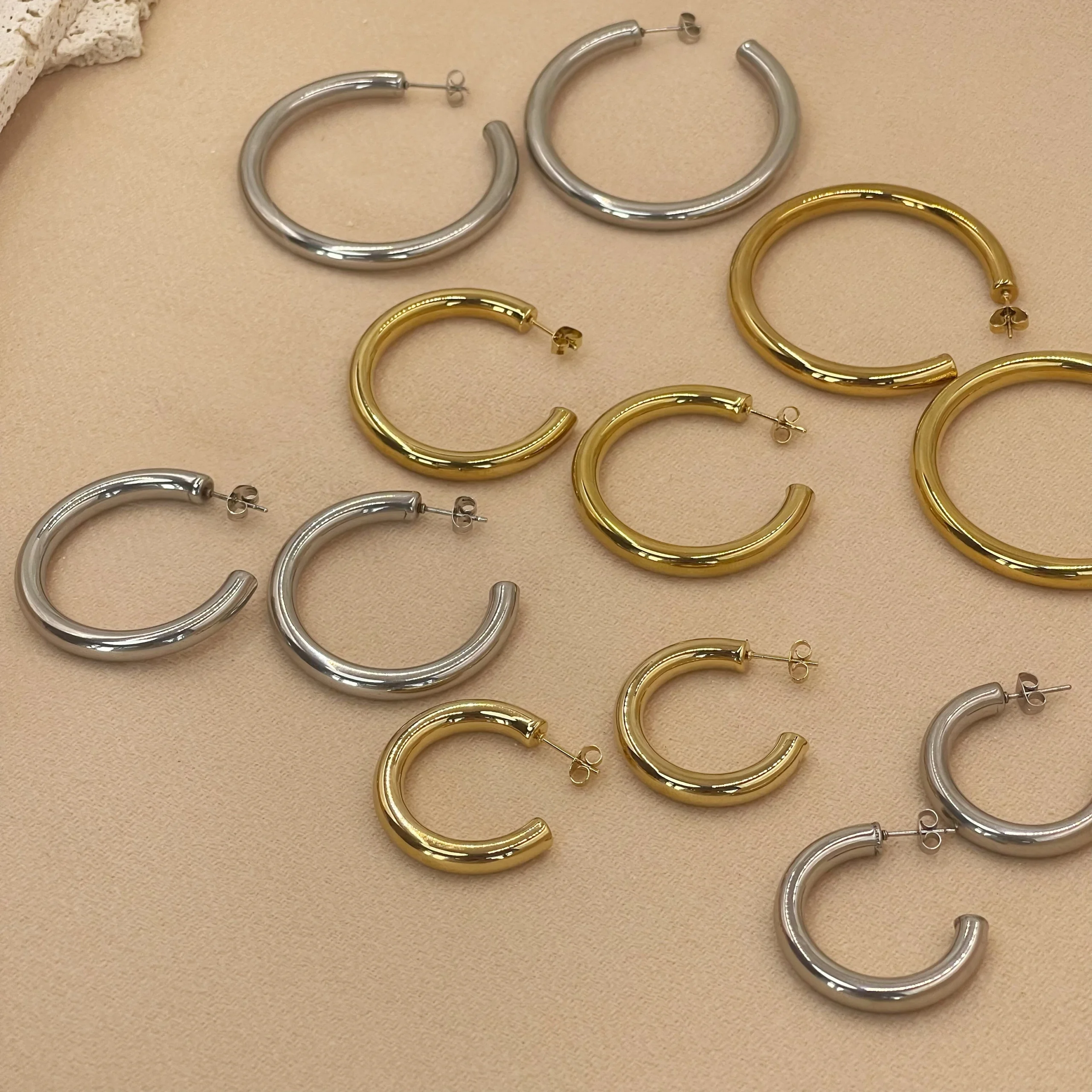 Femme portant des boucles d