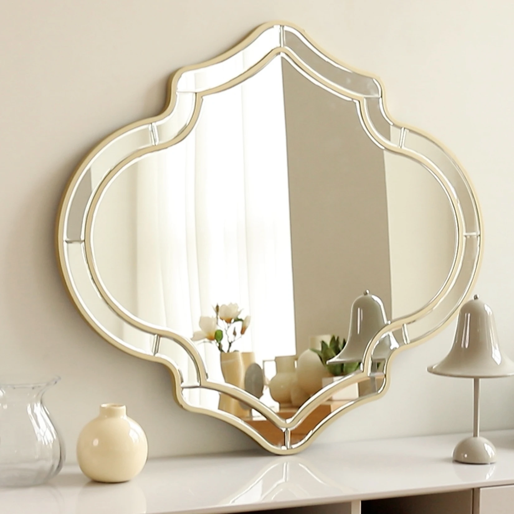 Miroir Mural Doré Irrégulier - Design Moderne Salon & Entrée Miroir mural doré irrégulier pour décoration de salon moderne, vue ambiance