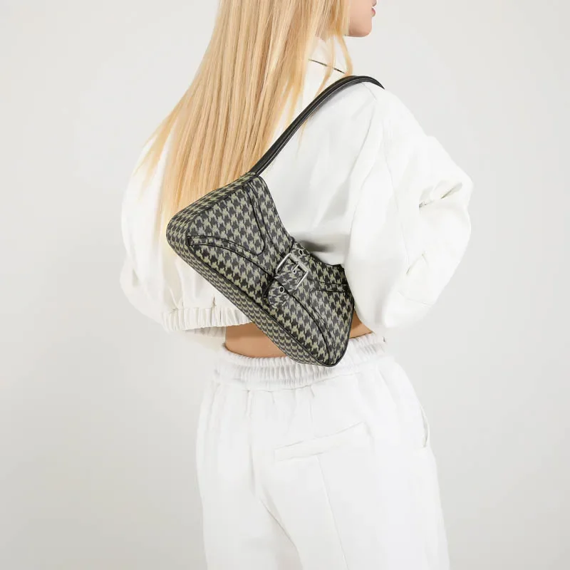 Détail du motif léopard et de la texture du cuir PU du sac à main