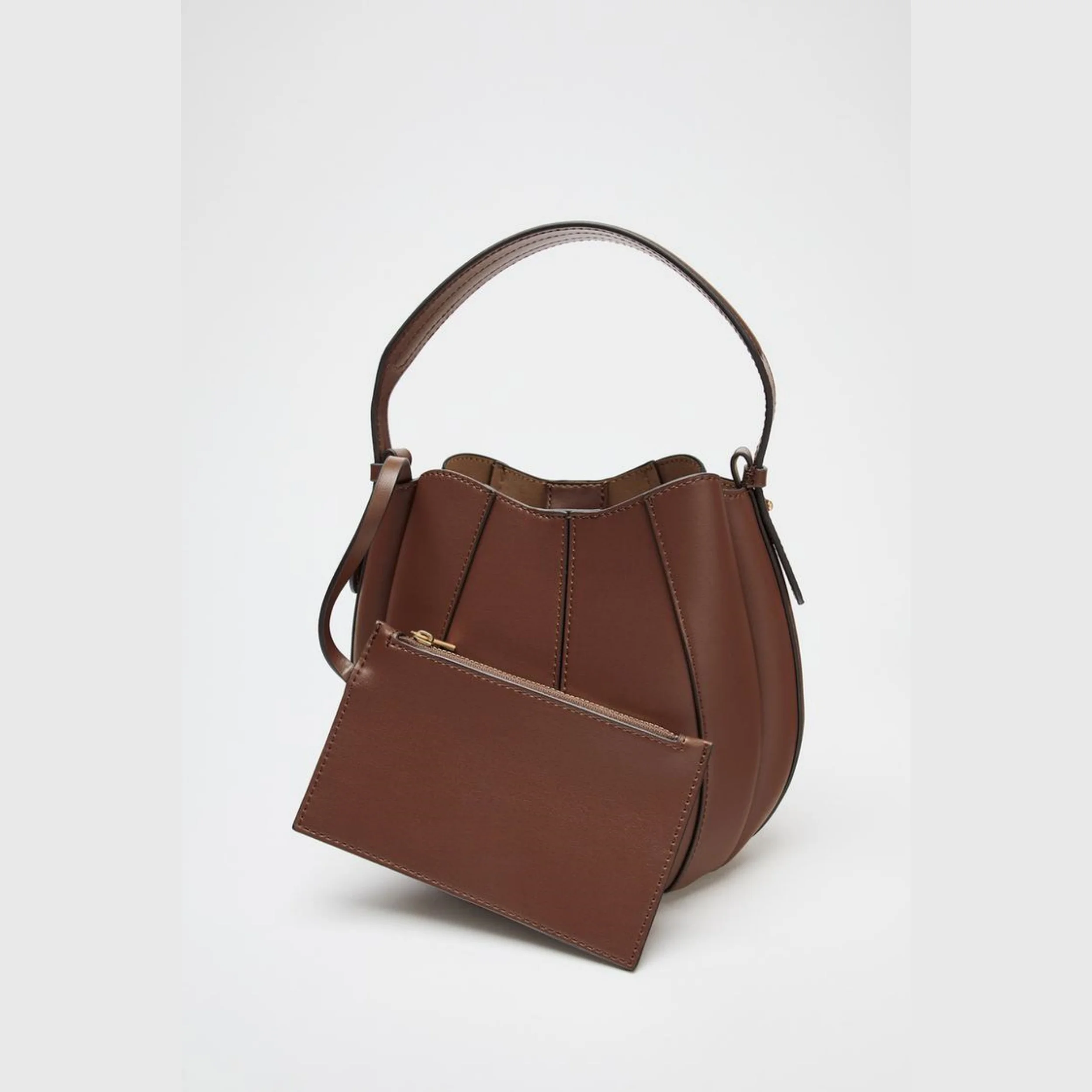 Femme portant le sac seau en bandoulière