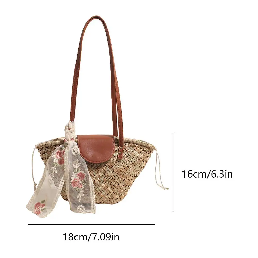 Sac Cabas Paille Tissé Femme - Grand Sac de Plage & Voyage Élégant Femme marchant avec sac cabas en paille, vue de dos