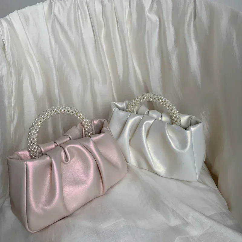 Pochette Soirée Femme Perles - Sac à Main Élégant Bandoulière Carré Gros plan sur la poignée en perles du sac