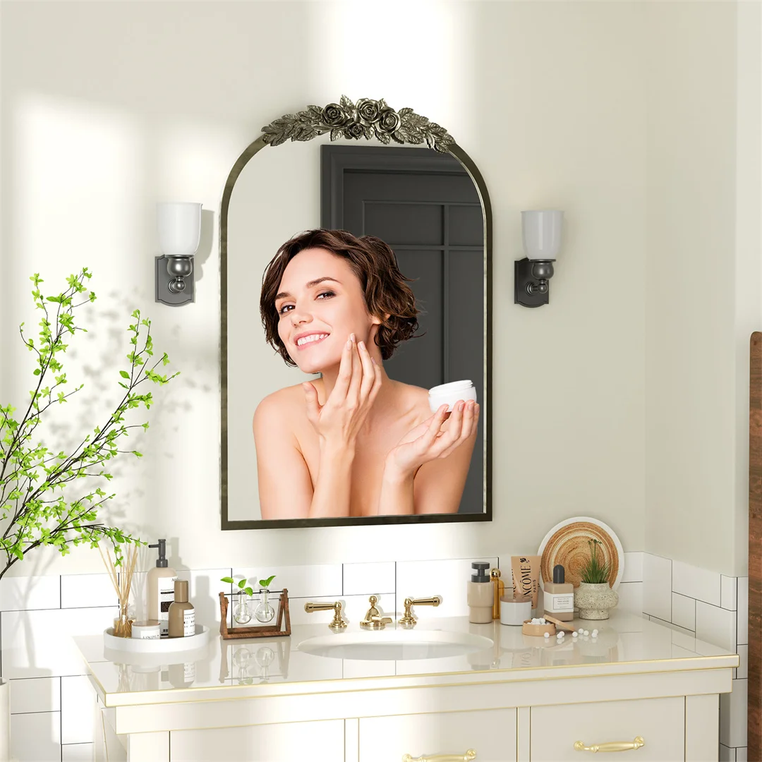 Miroir Mural Baroque Doré Arqué - Décoration Vintage Élégante Miroir mural arqué LUVODI dans une entrée avec console et plantes