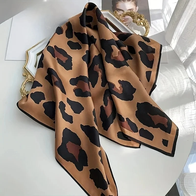 Foulard Carré Femme Léopard Soie Satin - Accessoire Chic Multi-Usages Foulard léopard femme en soie satinée, élégance décontractée
