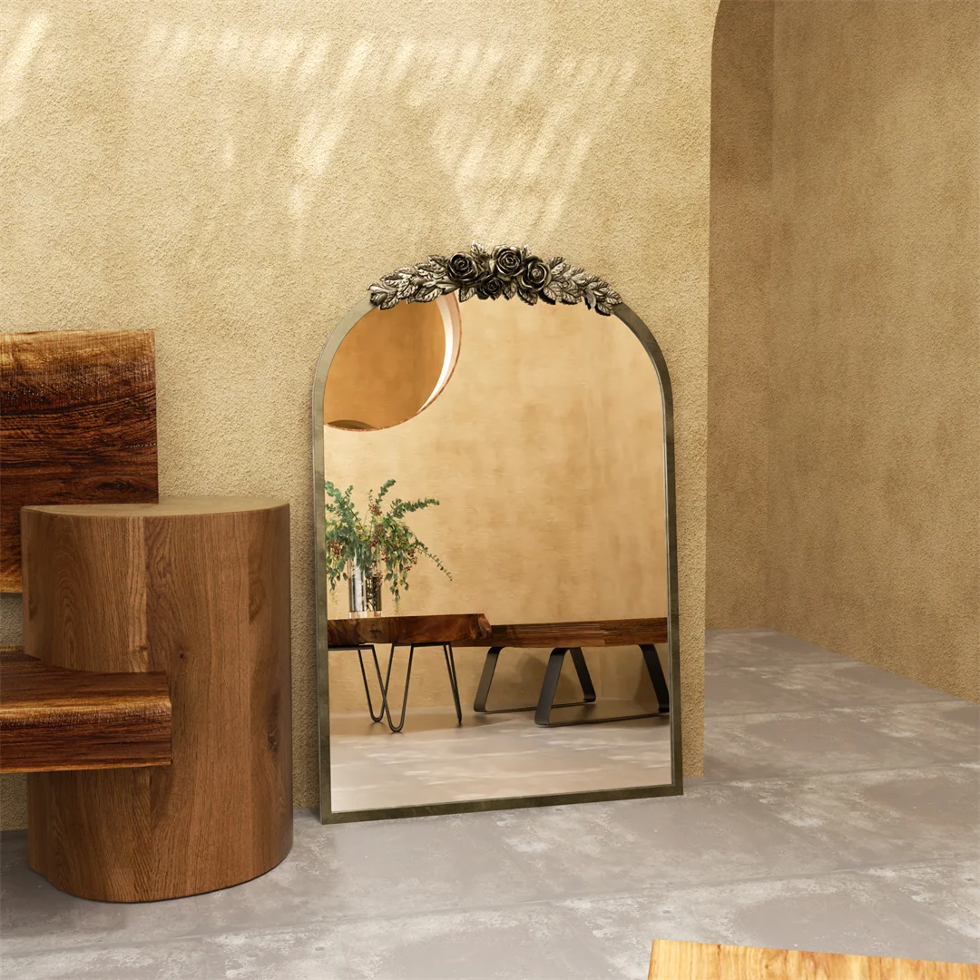 Miroir Mural Baroque Doré Arqué - Décoration Vintage Élégante Gros plan sur le motif rose en résine dorée du miroir baroque