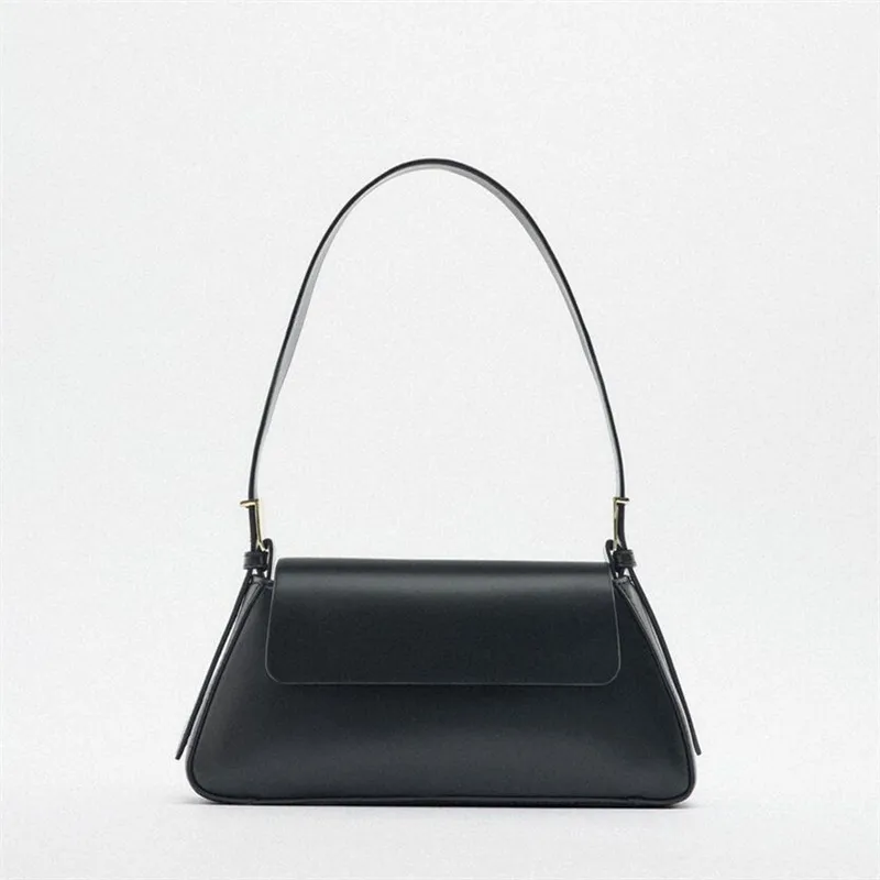 Sac Bandoulière Noir à Rabat Femme - Pochette Carrée Chic Quotidien Femme marchant en ville avec un sac bandoulière noir élégant