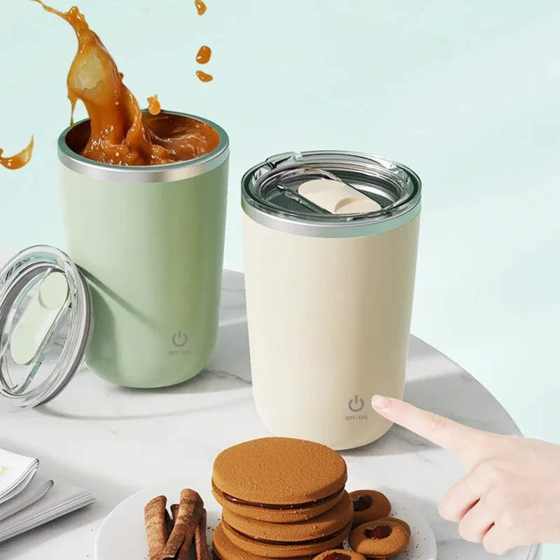 Mug Auto-Mélangeur Rechargeable Inox - Smart Mixer Café & Thé Mug auto-mélangeur en action