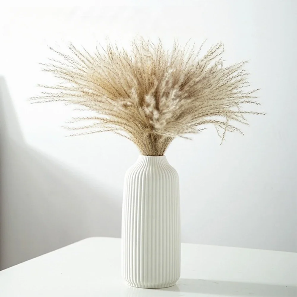 Vase Céramique Minimaliste Mat - Décoration Fleurs Séchées & Pampas Vase en céramique blanc mat vide sur une table basse, style scandinave