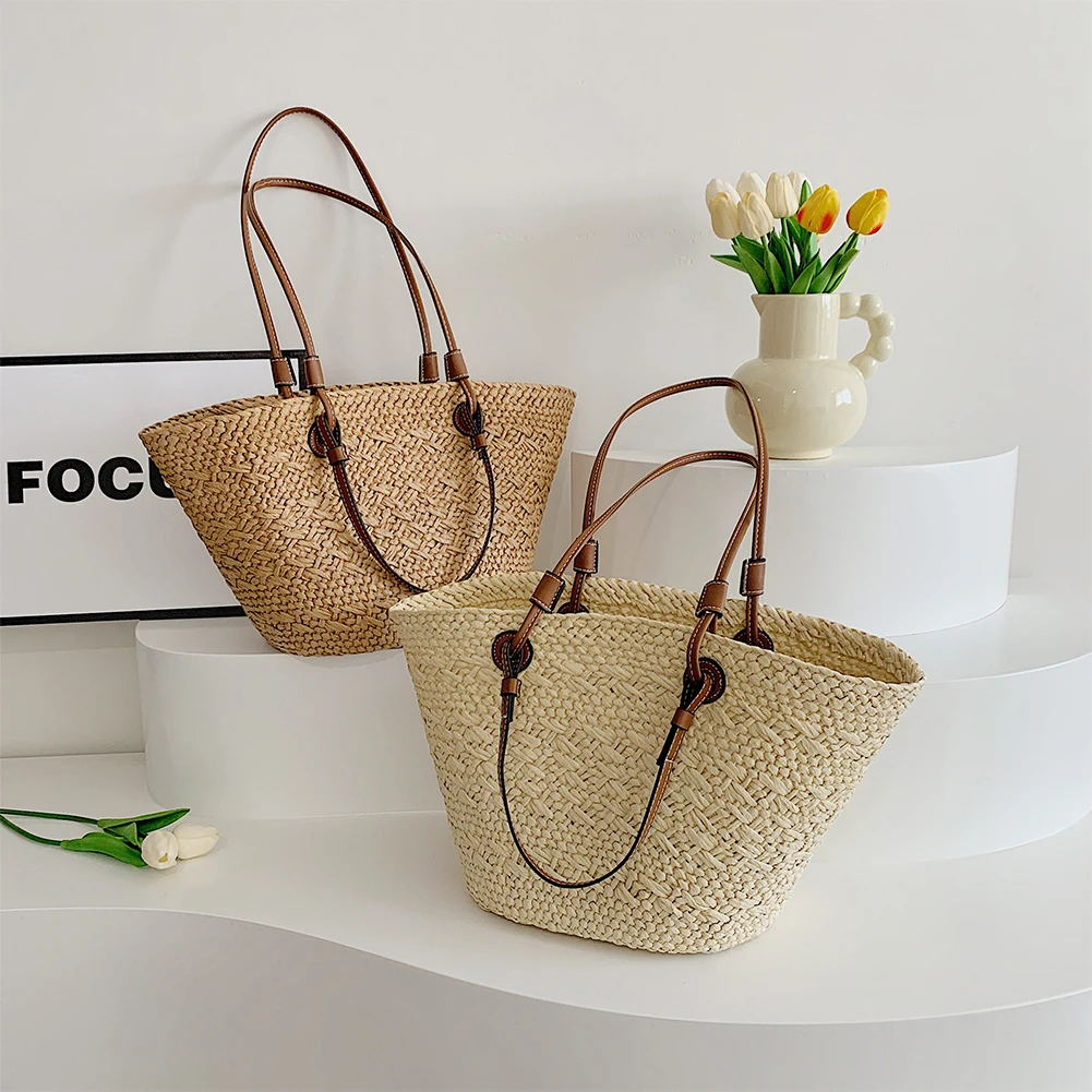Détail du tressage du sac cabas en paille