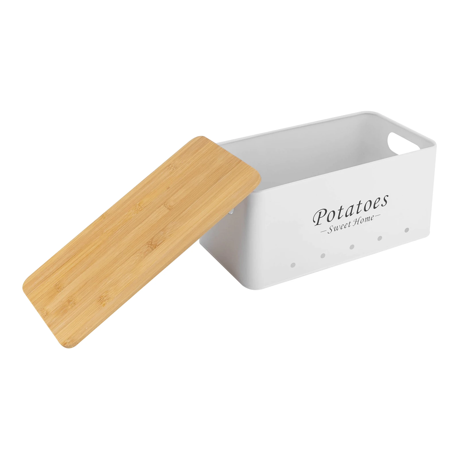 Femme utilisant le couvercle en bambou comme planche à découper pour les légumes
