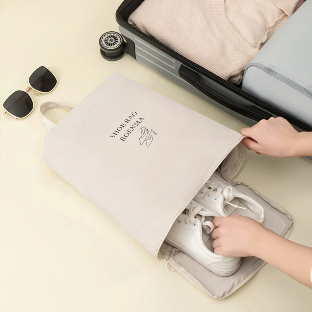 Sac de Voyage à Chaussures Portable - Anti-Poussière & Imperméable Gros plan sur le tissu gris d