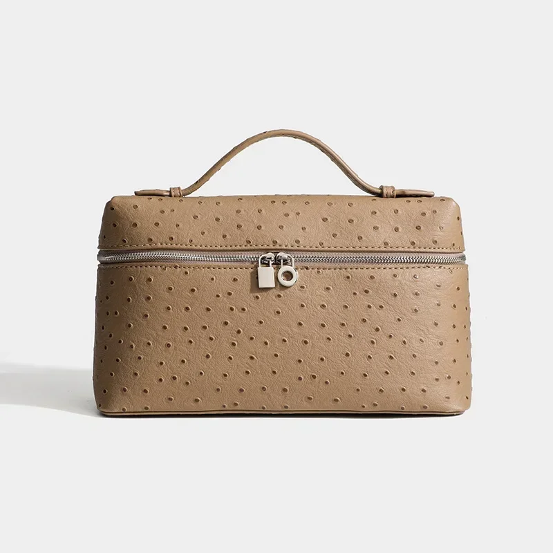 Trousse à maquillage comme accessoire de mode