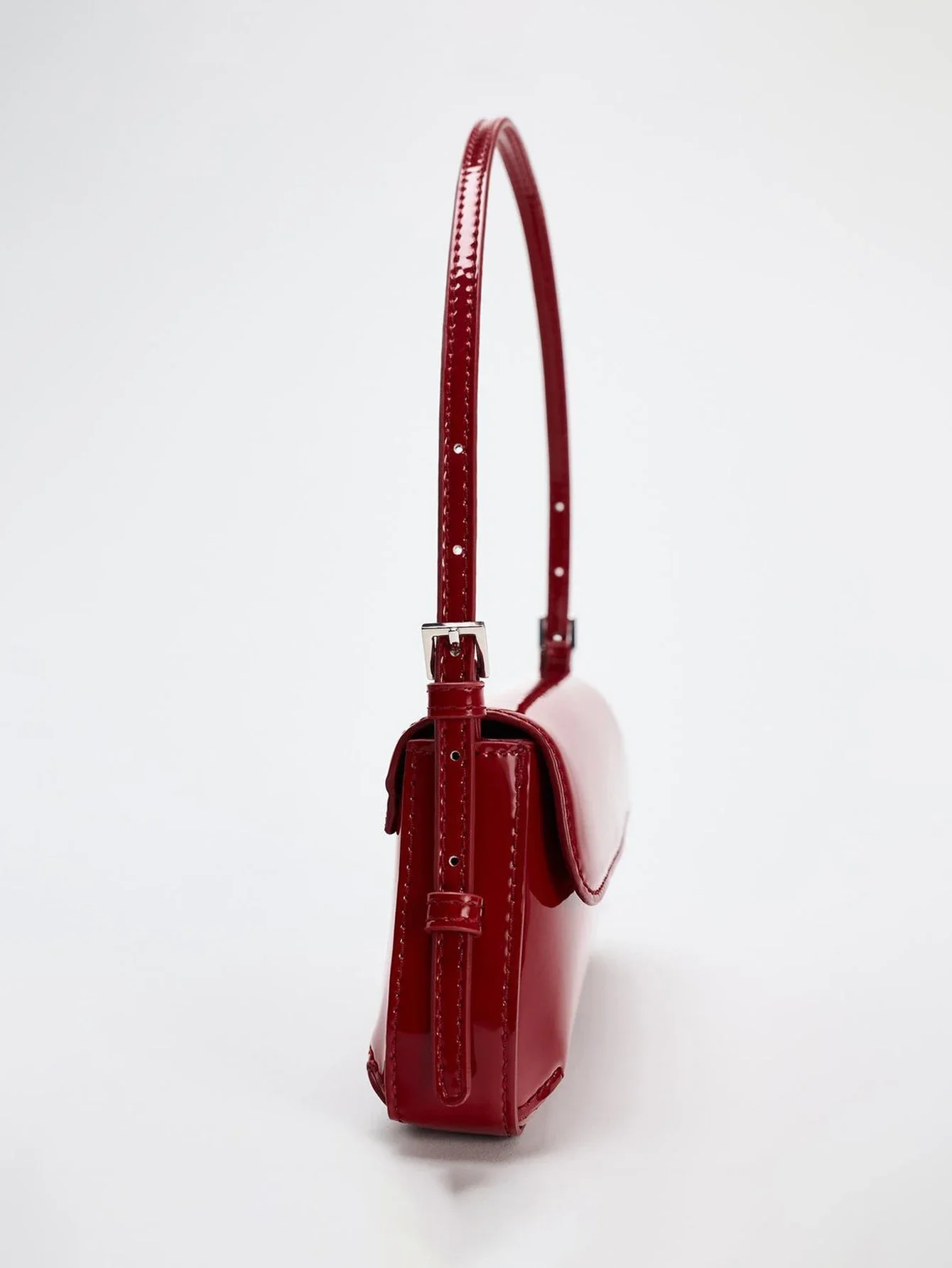 Détail du sac baguette rouge porté à l