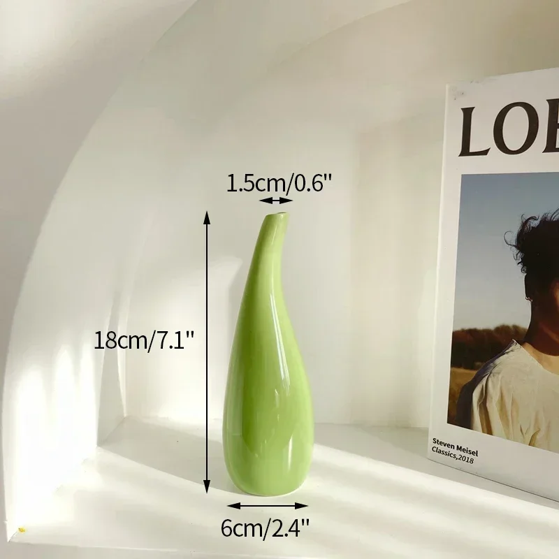 Deux vases en céramique blancs de formes différentes sur une étagère