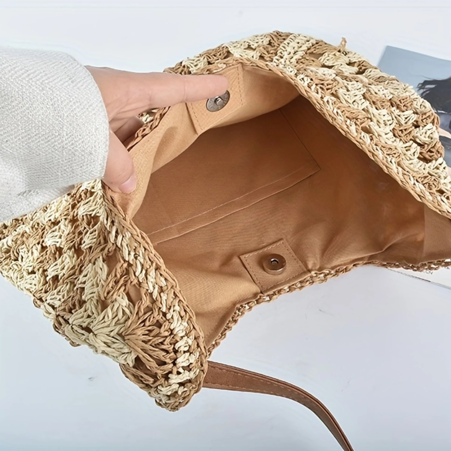 Détail du tressage en paille du sac Hobo