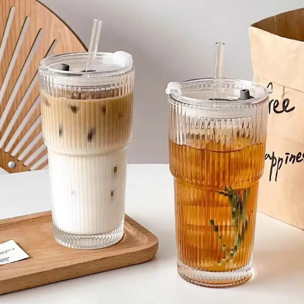 Tasse à café en verre rayée Vracado avec paille et couvercle, idéale pour les boissons froides.