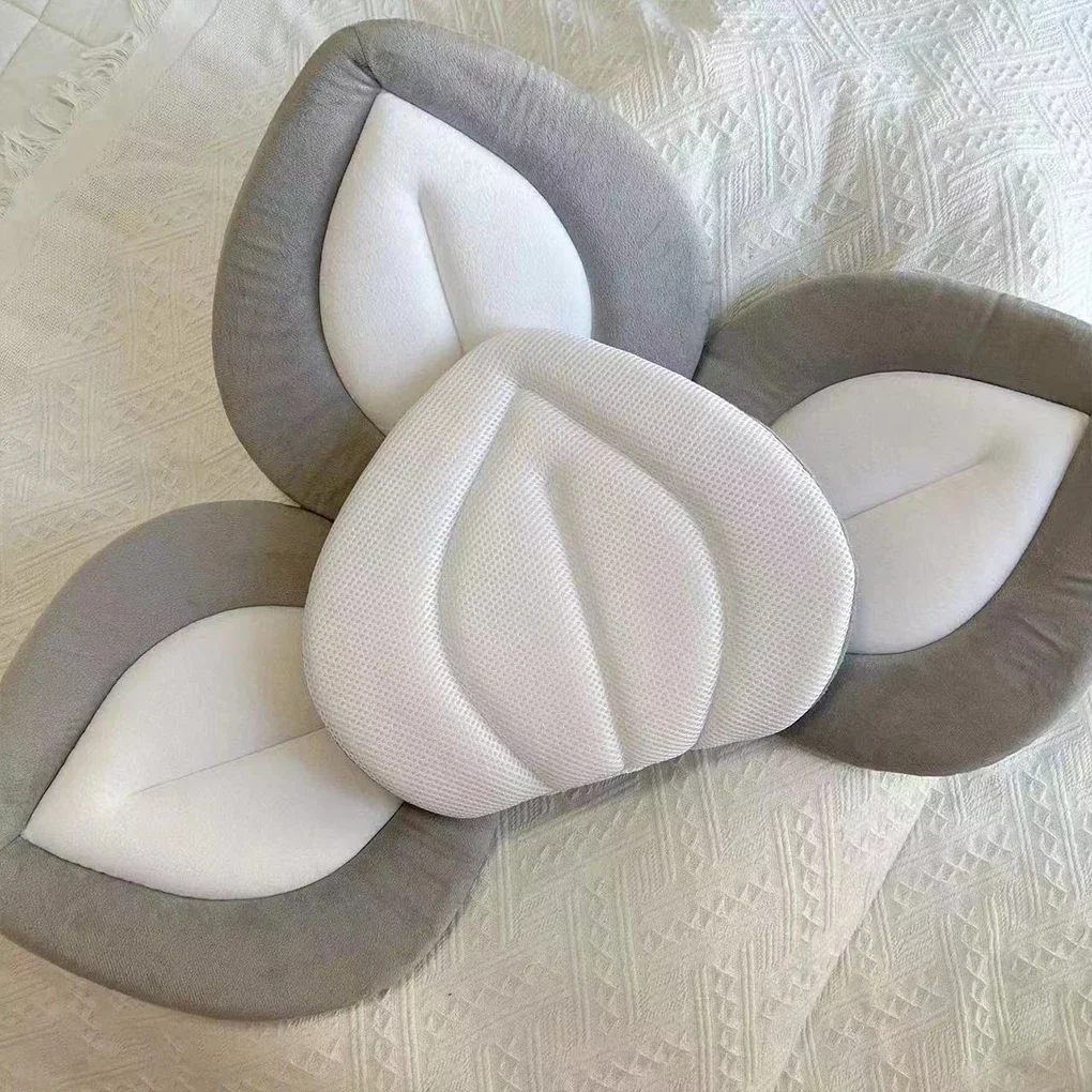 Coussin de Bain Bébé Fleur Sécurisé - Confort Optimal 0-6 Mois Zoom sur la texture douce et les motifs floraux du coussin de bain Vracado, gage de qualité et de confort.