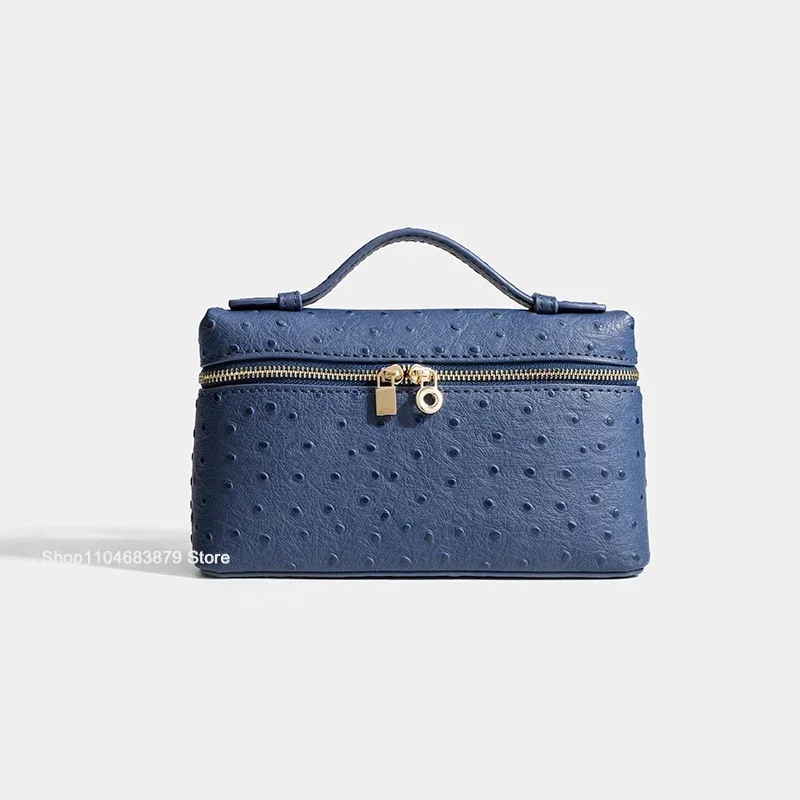 Trousse à maquillage portée en sac bandoulière