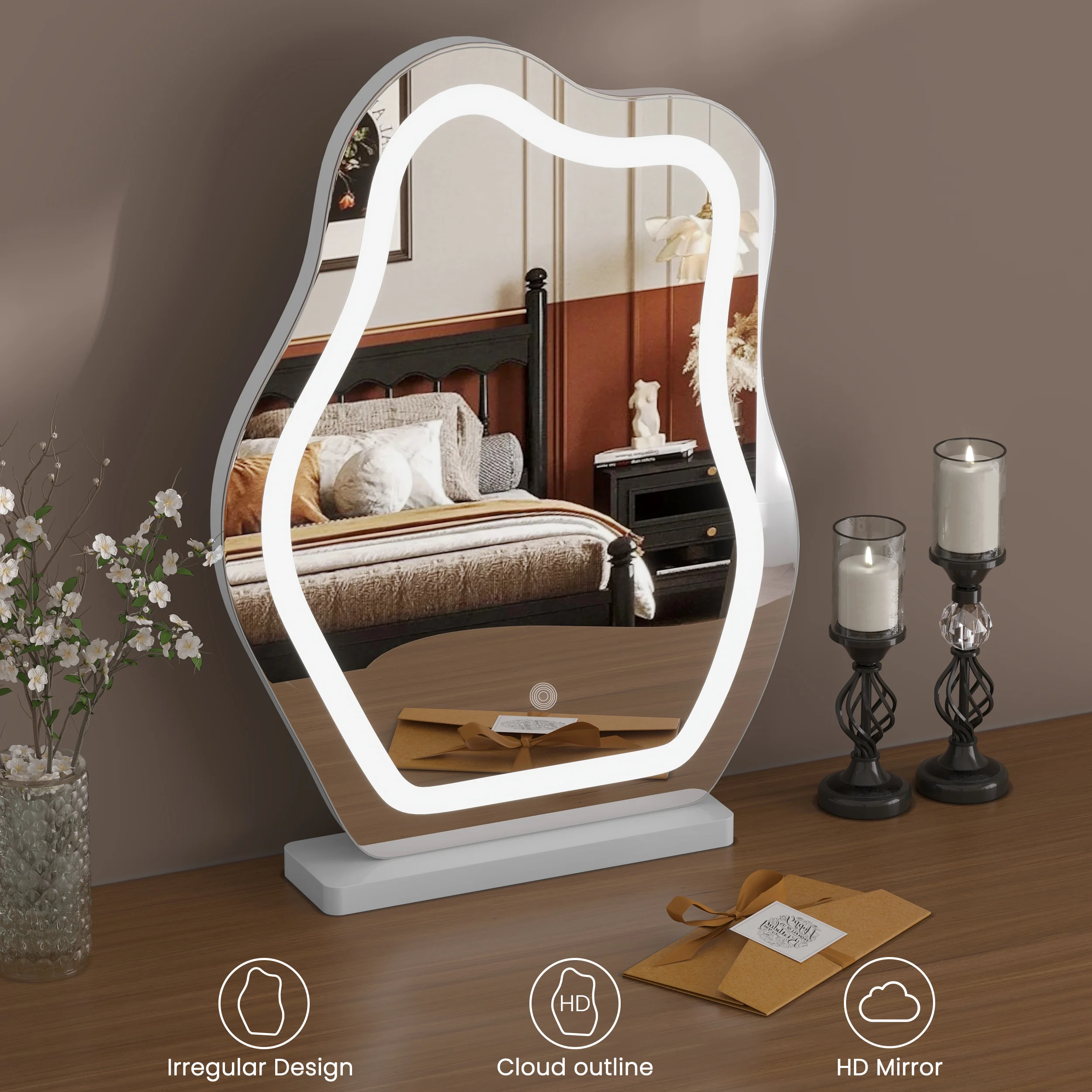 Miroir Maquillage LED Nuage - Lumière Dimmable 3 Couleurs Femme se maquillant devant un miroir LED nuage lumineux sur une coiffeuse