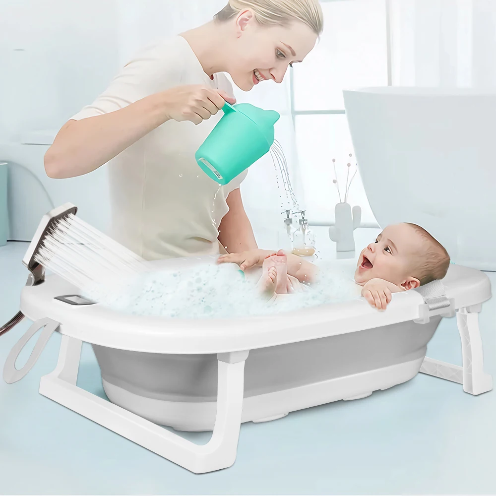 Baignoire Bébé Pliable Thermomètre Intégré - Confort & Sécurité Famille utilisant la baignoire bébé pliable avec thermomètre