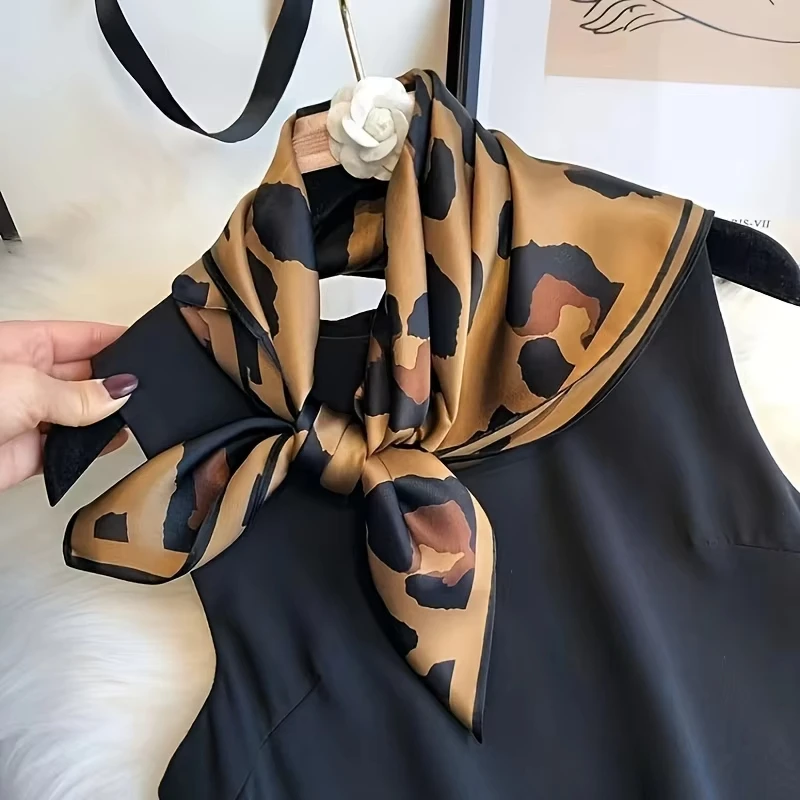 Foulard Carré Femme Léopard Soie Satin - Accessoire Chic Multi-Usages Gros plan sur la texture douce et satinée du foulard imprimé léopard