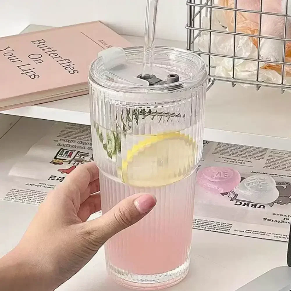La tasse Vracado en verre avec couvercle et paille, présentée comme un cadeau idéal.