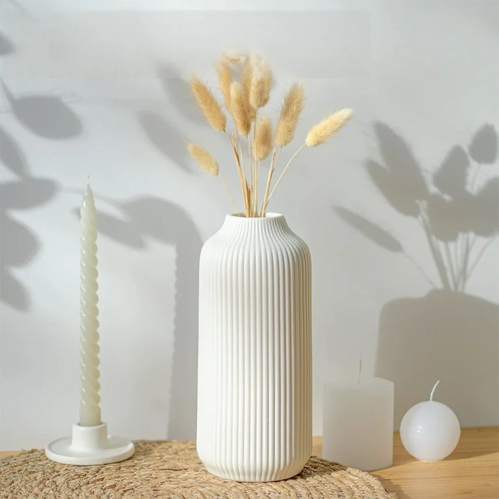 Vase Céramique Minimaliste Mat - Décoration Fleurs Séchées & Pampas Vase en céramique utilisé comme pot à stylos sur un bureau élégant et minimaliste