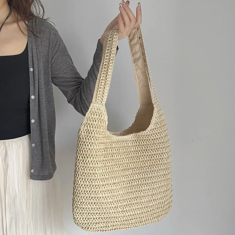 Sac à main bohème en paille sur un fond naturel