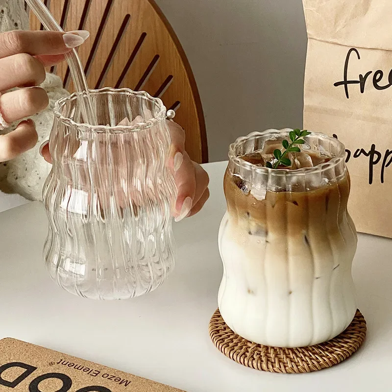 Tasse en verre ondulé pour jus, design moderne et élégant