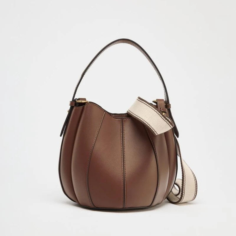 Femme élégante posant avec le sac seau