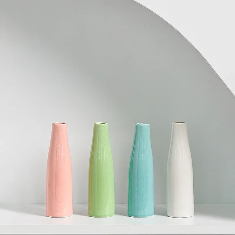Trois vases en céramique de tailles différentes avec des fleurs