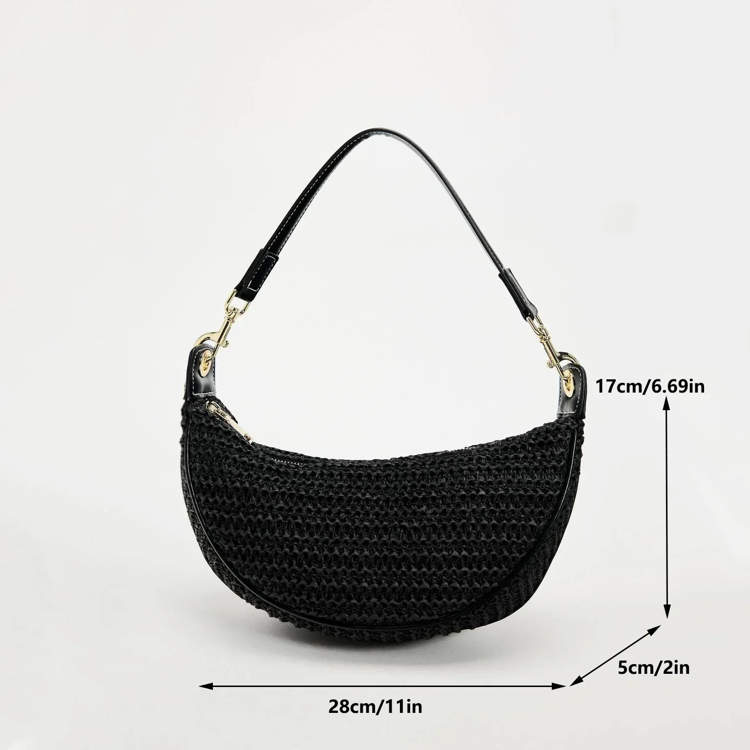 Femme marchant sur la plage avec un sac en paille