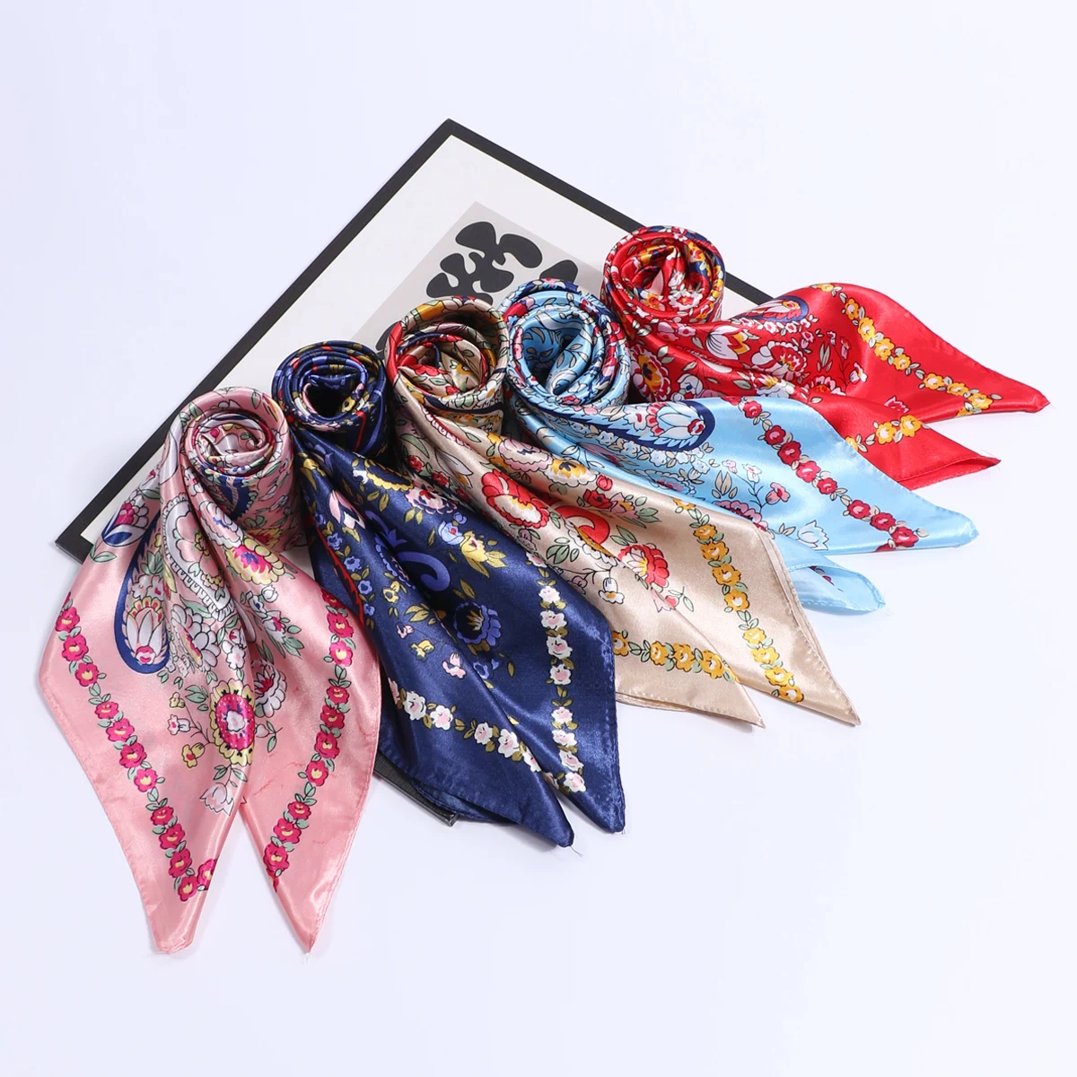 Foulard Carré Femme Effet Soie - Motif Paisley, Élégance & Confort Motif Paisley détaillé du foulard Vracado