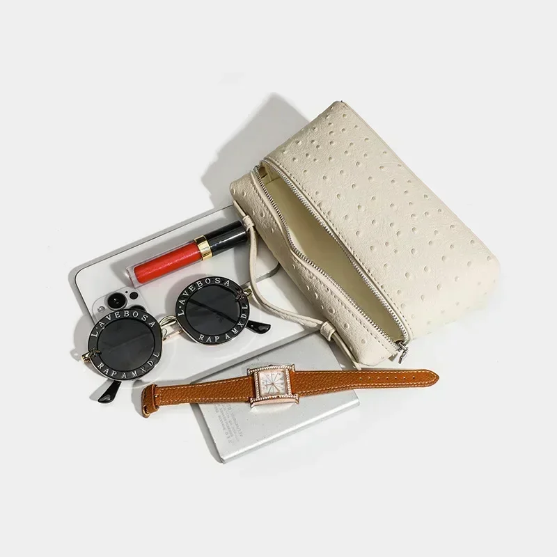 Intérieur spacieux de la trousse maquillage