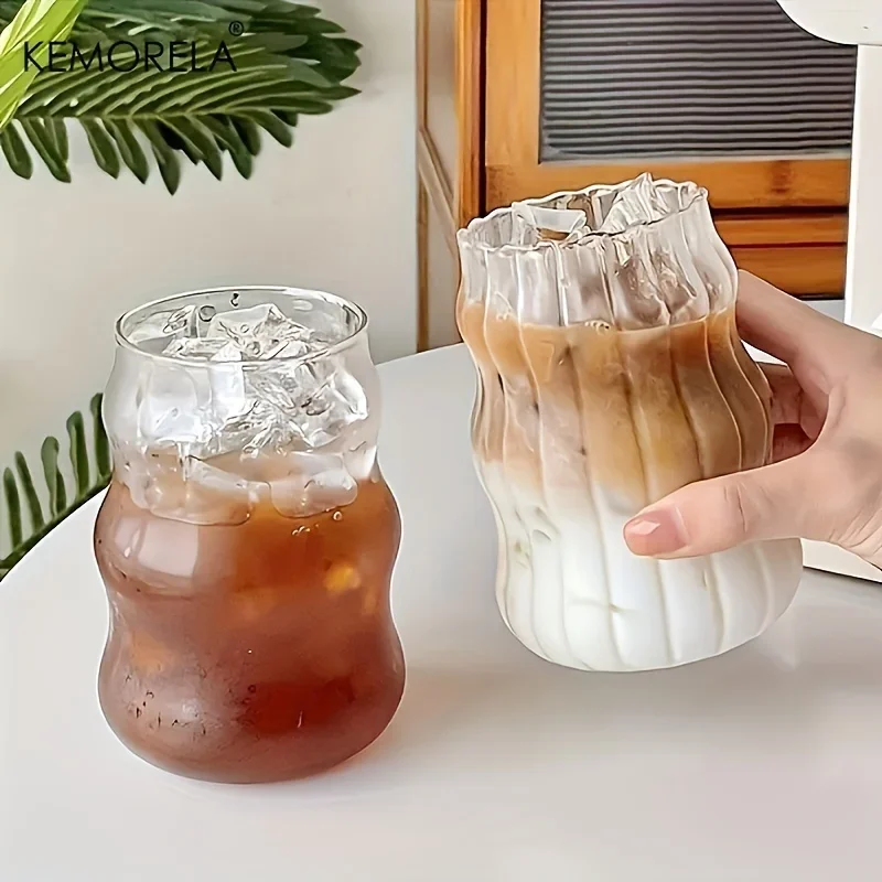 Verre borosilicate rempli de thé avec glaçons et tranche de citron