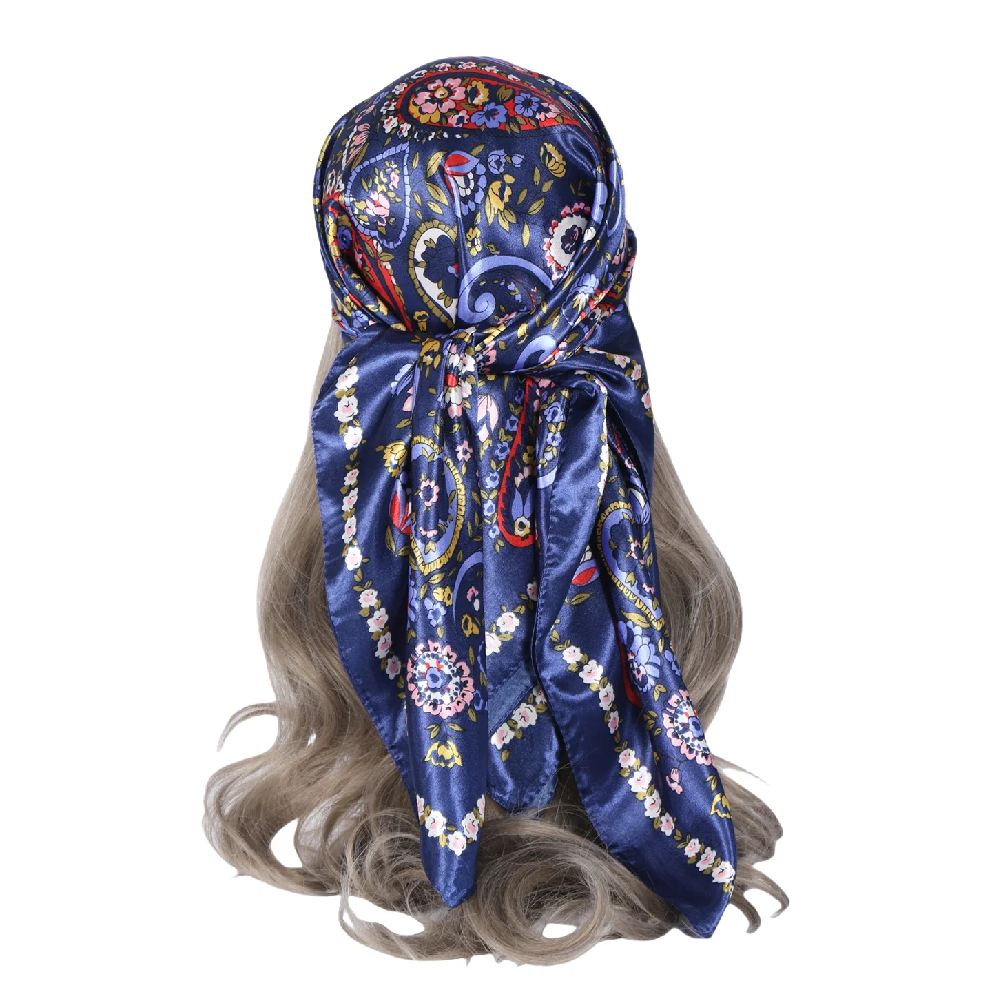 Foulard Carré Femme Effet Soie - Motif Paisley, Élégance & Confort Femme portant le foulard comme bandeau dans les cheveux