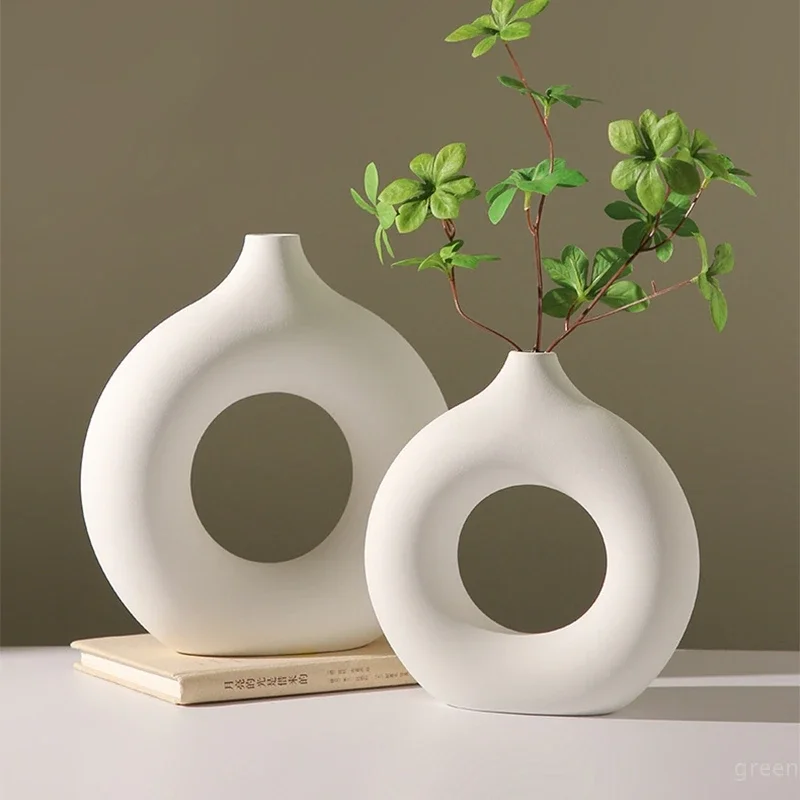 Vase décoratif blanc design moderne avec fleurs séchées pour décoration intérieure