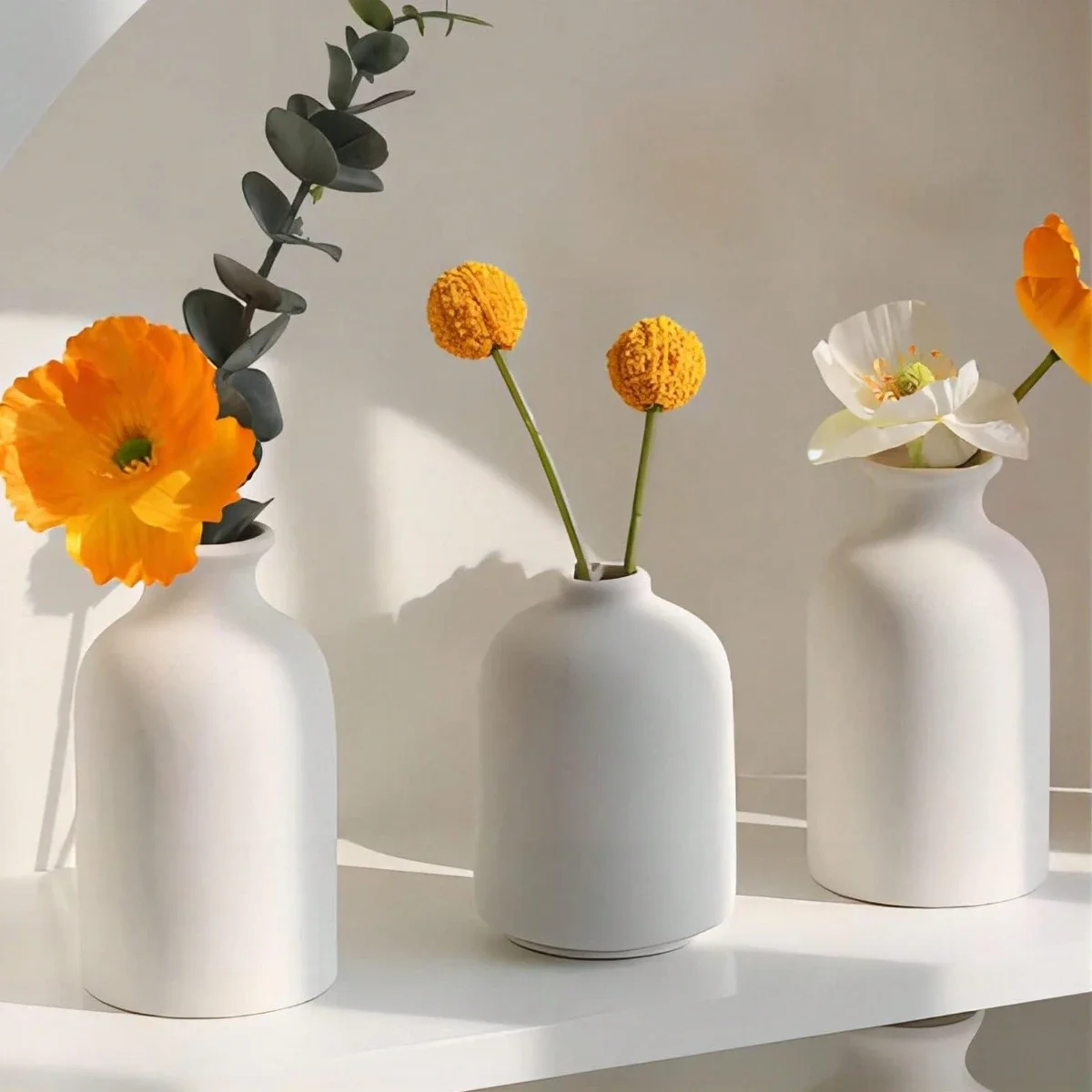 Gros plan sur set de 3 vases cylindriques neutres