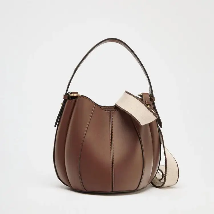 Sac seau élégant porté épaule
