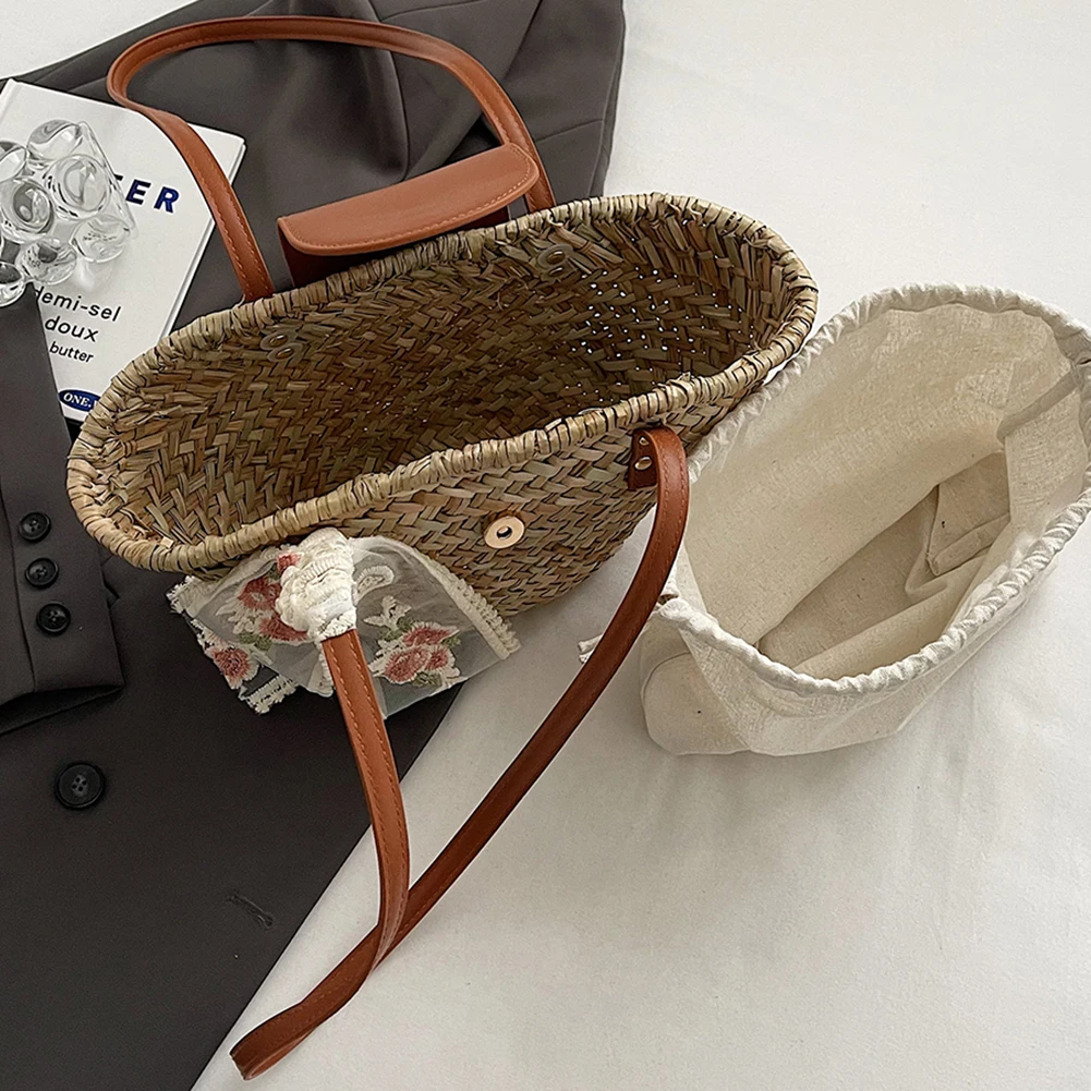 Sac Cabas Paille Tissé Femme - Grand Sac de Plage & Voyage Élégant Sac à main en paille posé sur une table