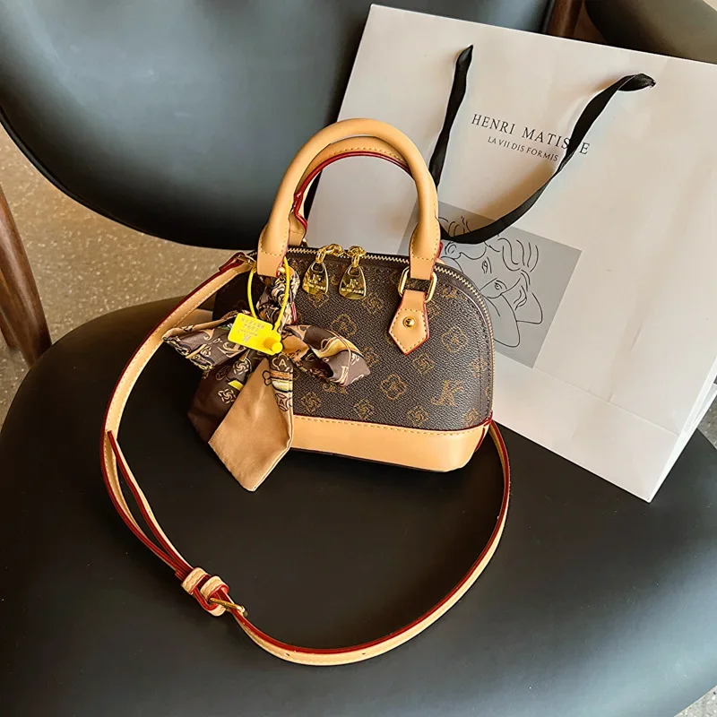 Sac à Main Femme Monogramme Coquille - Designer Bandoulière Élégant Gros plan motif monogramme sac femme