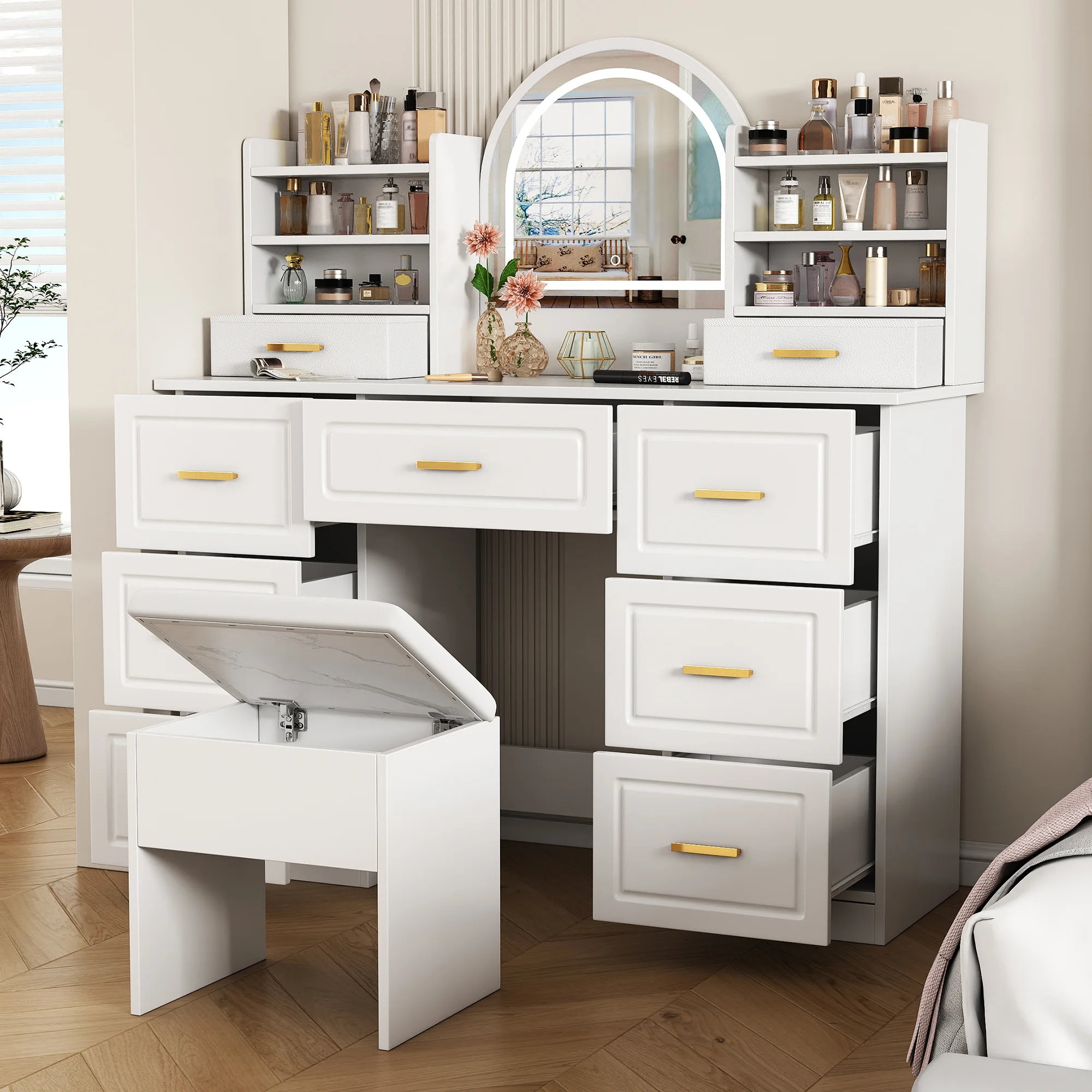 Vue détaillée de la coiffeuse moderne avec miroir et tiroirs, mettant en valeur son design épuré.