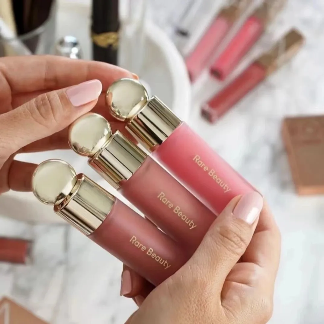 Modèle appliquant un blush liquide polyvalent pour un look frais