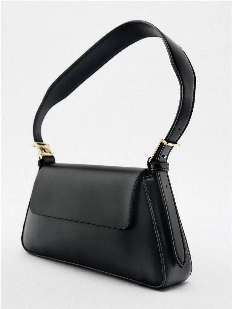 Sac Bandoulière Noir à Rabat Femme - Pochette Carrée Chic Quotidien Femme avec tenue élégante et sac à main noir