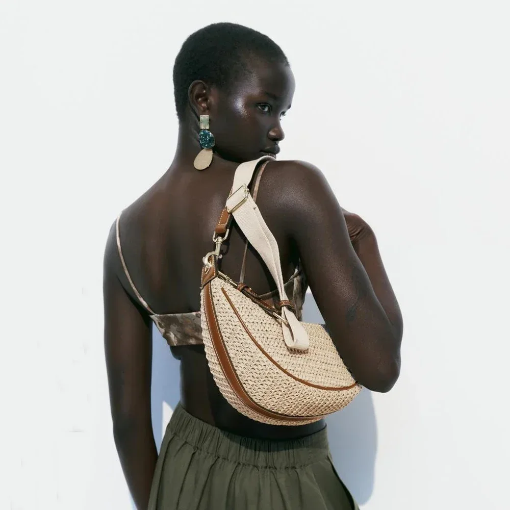 Femme portant un sac de plage en paille avec tenue estivale